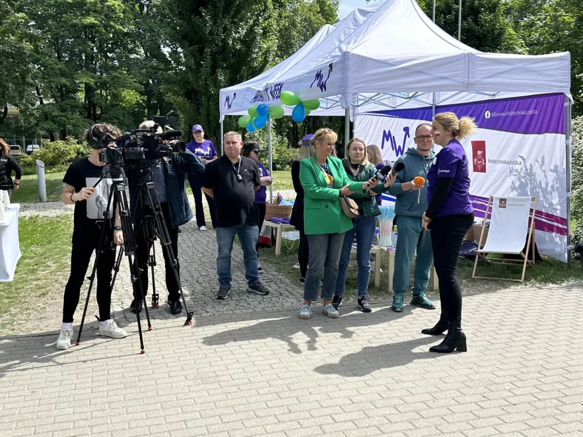 Wywiadu dla TVP3 udziela dyrektor CWM dr inż. Dorota Piotrowska, prof. PŁ