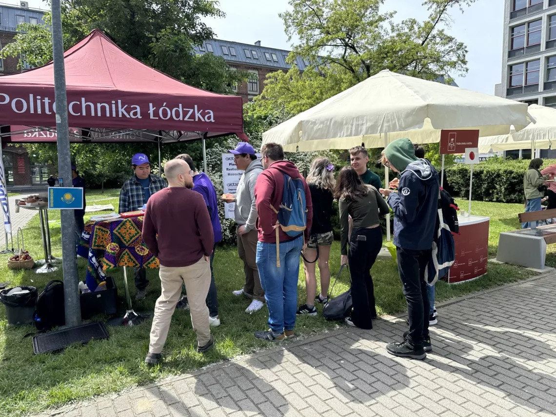 Uczestnicy wydarzenia spróbowali narodowych potraw przygotowanych przez studentów zagranicznych