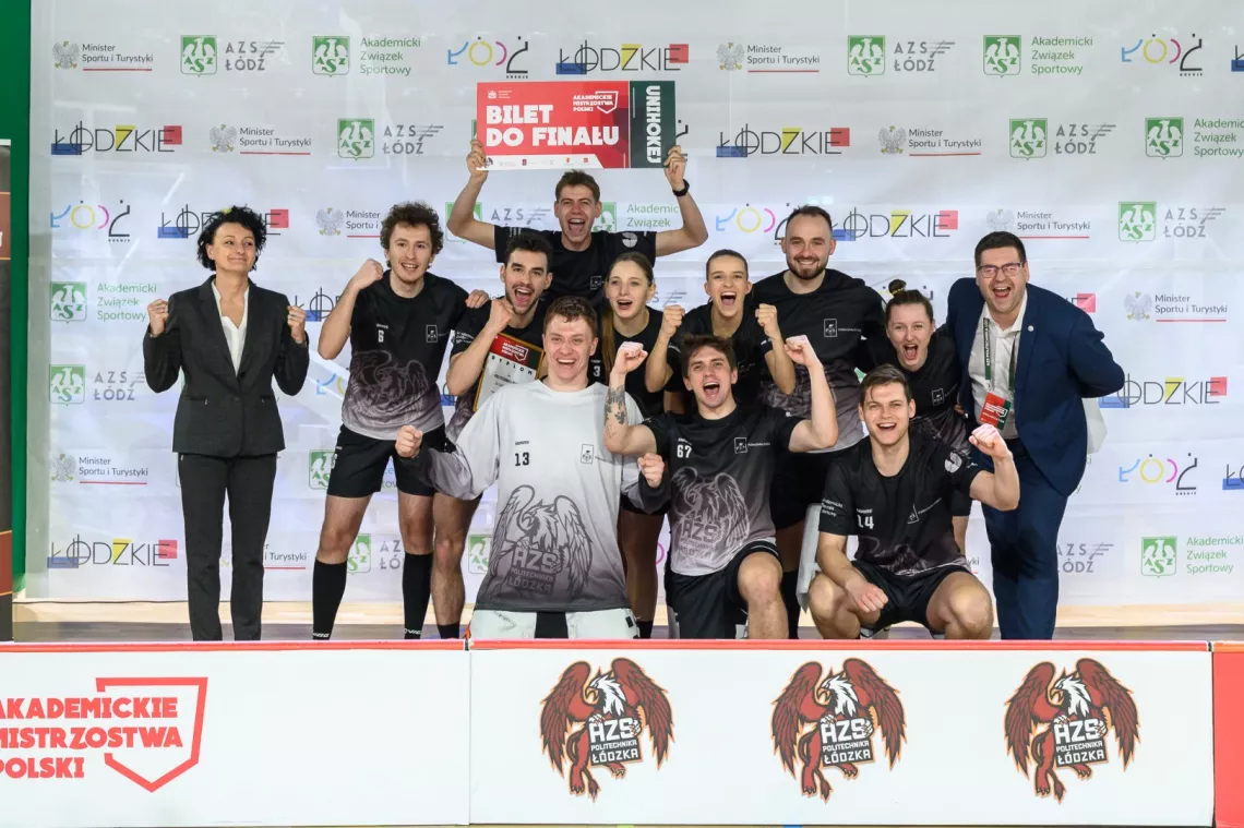 Grupa sportowców raduje się, trzymając napis Bilet do finału