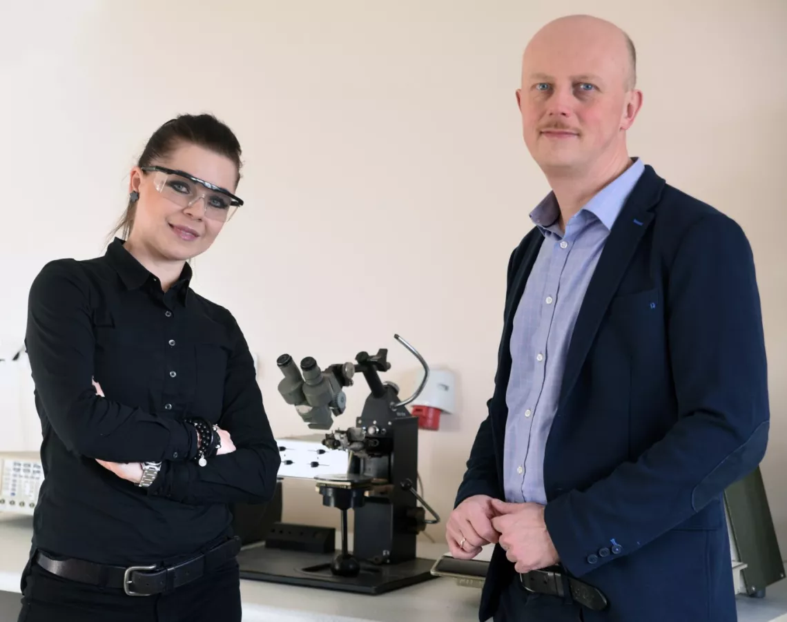 Dr inż. Katarzyna Znajdek i dr hab. inż. Maciej Sibiński pracują nad cienkowarstwowymi ogniwami fotowoltaicznymi