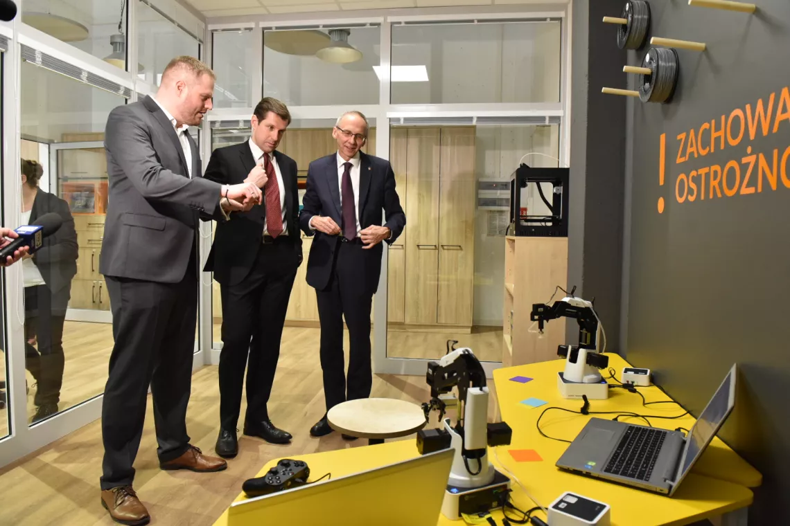 Zwiedzanie PAKT, od lewej: minister Janusz Cieszyński, wojewoda dr Tobiasz Bocheński i prorektor prof. Paweł Strumiłło