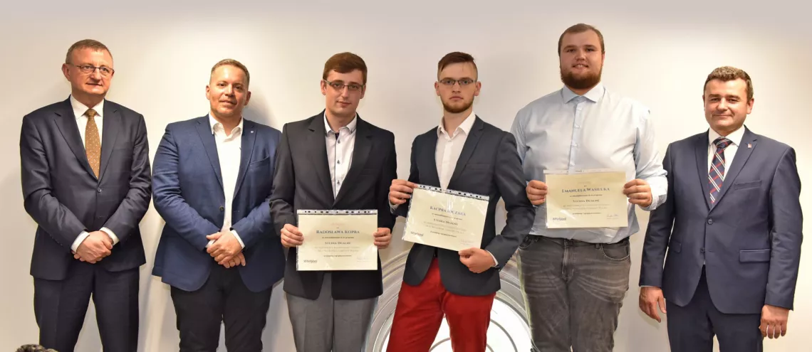 Uczestnicy studiów dualnych z Whirlpool oraz (od prawej) prorektor prof. PŁ Andrzej Romanowski, Michele Fabbrocile dyrektor zakładu Whirlpool i dziekan WEEIA prof. Jacek Kucharski