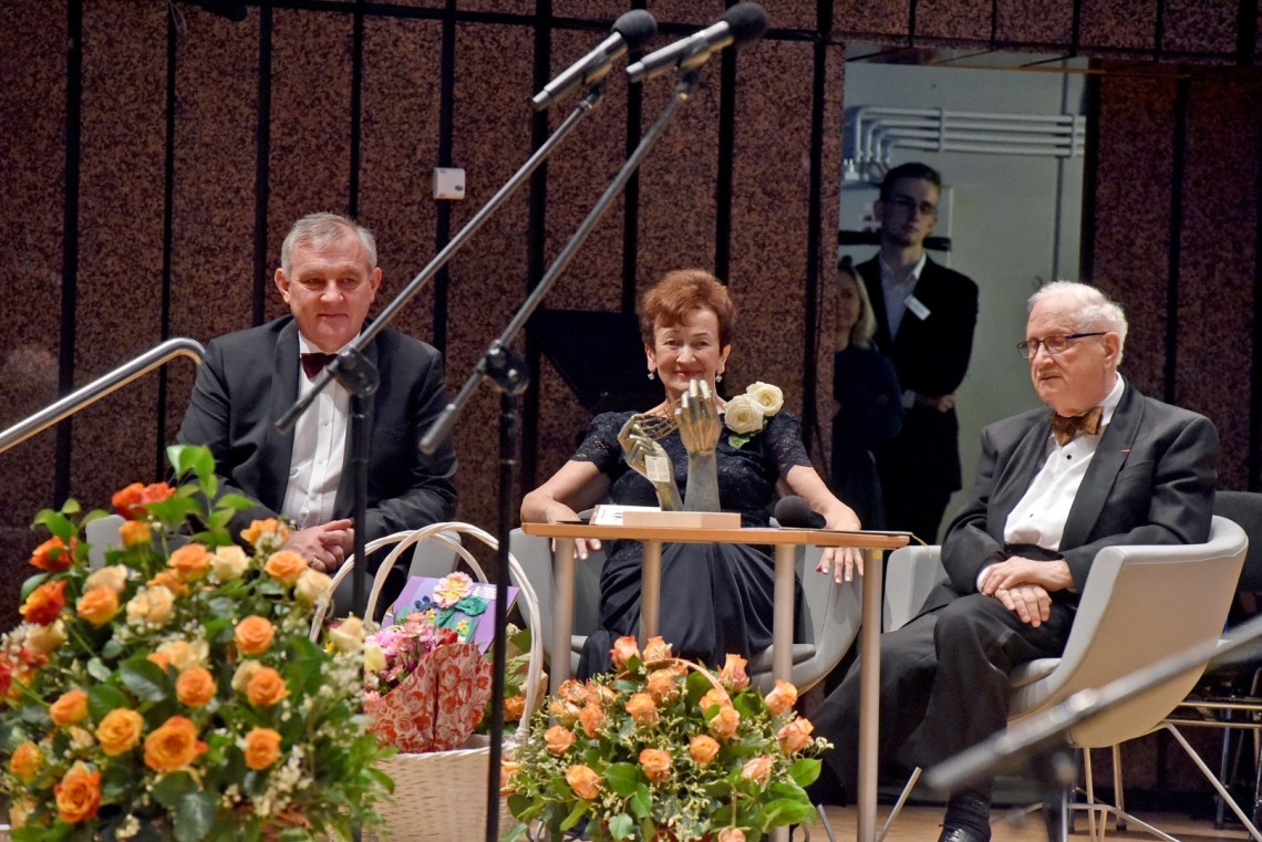 Rektor prof. Krzysztof Jóźwik - gospodarz wieczoru i prowadzący koncert - Grażyna Sikorska oraz prof. Jan Krysiński - twórca Muzyki na Politechnice