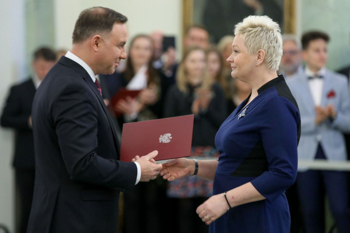 Prof. Elżbieta Klewicka odbiera nominację z rąk Prezydenta RP