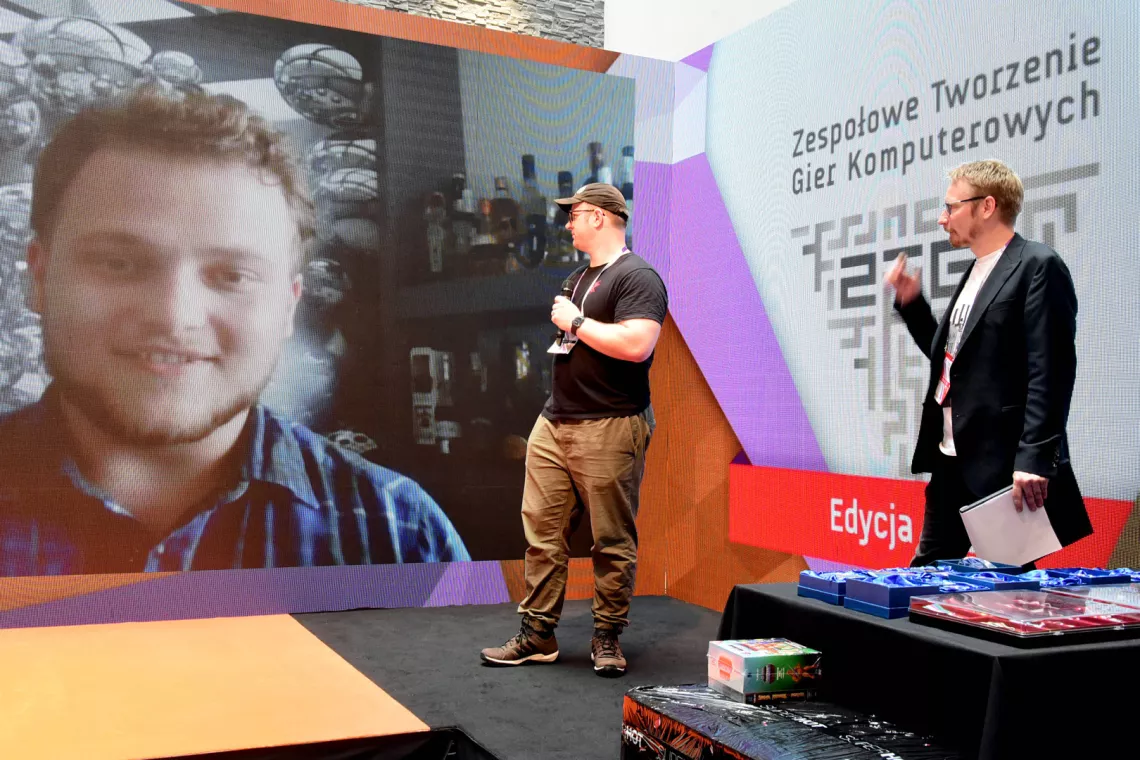 Colin Walder z CD Projekt Red wręcza nagrodę dla zespołu Game Creation Club