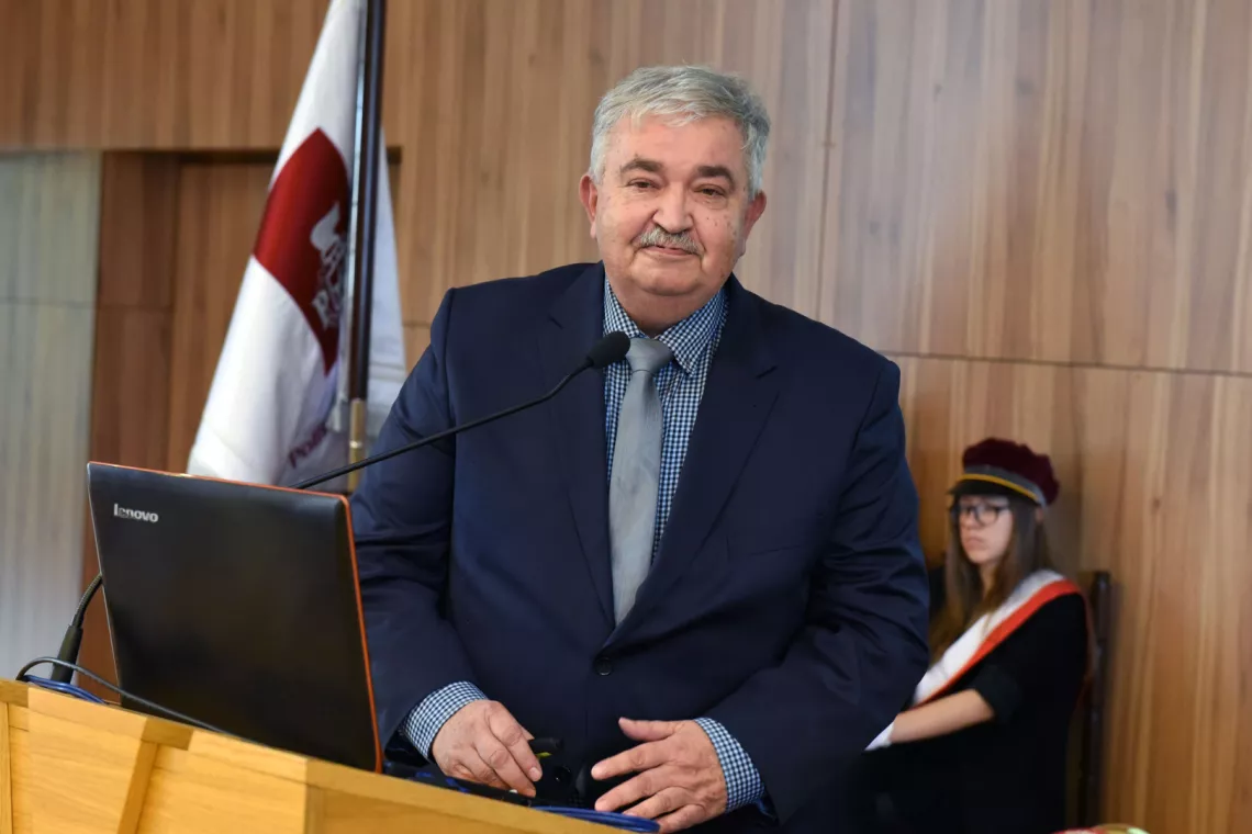 Wykład inauguracyjny Techniczne i społeczne aspekty technologii 5G wygłosił prof. Andrzej Krawczyk, prezes Polskiego Towarzystwa Zastosowań Elektromagnetyzmu.