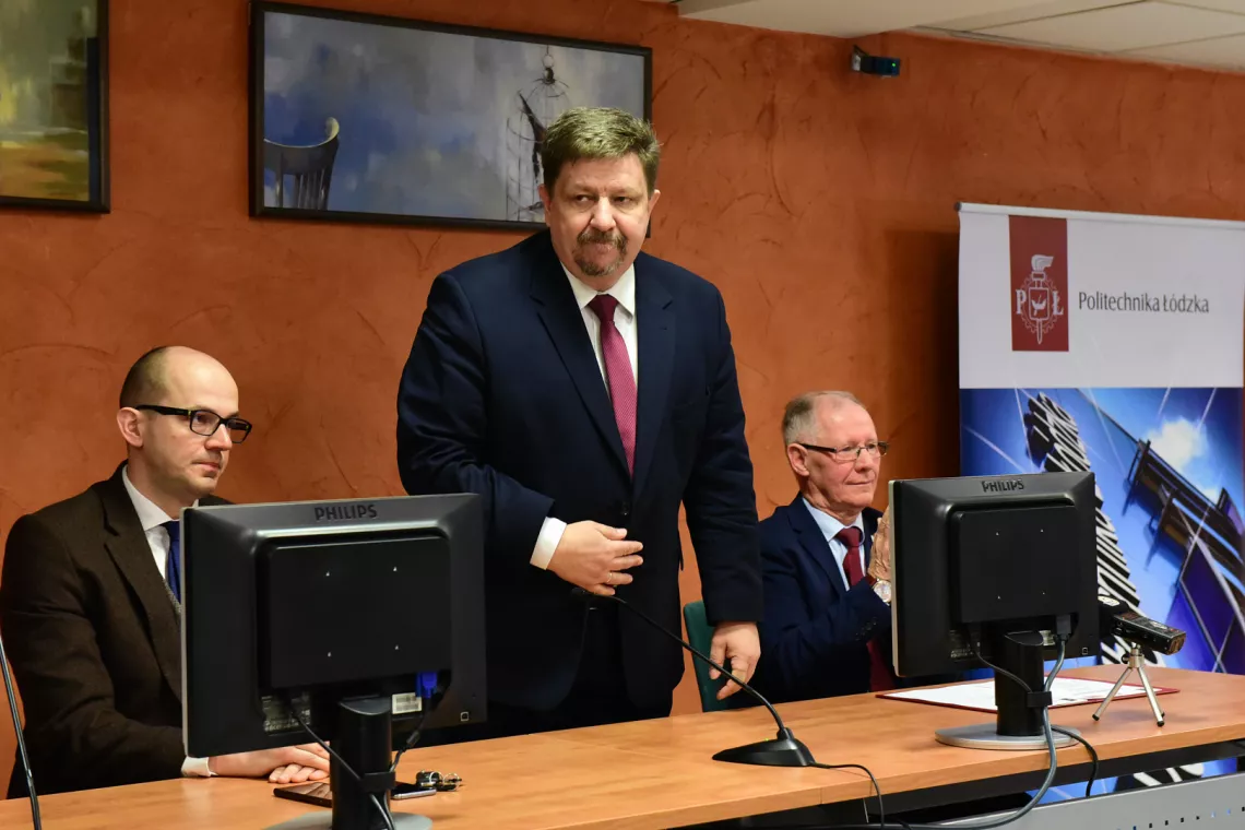Goście konferencji (od prawej):  prezes Urzędu Komunikacji Elektronicznej Marcin Cichy, marszałek województwa łódzkiego Grzegorz Schreiber oraz rektor PŁ prof. Sławomir Wiak