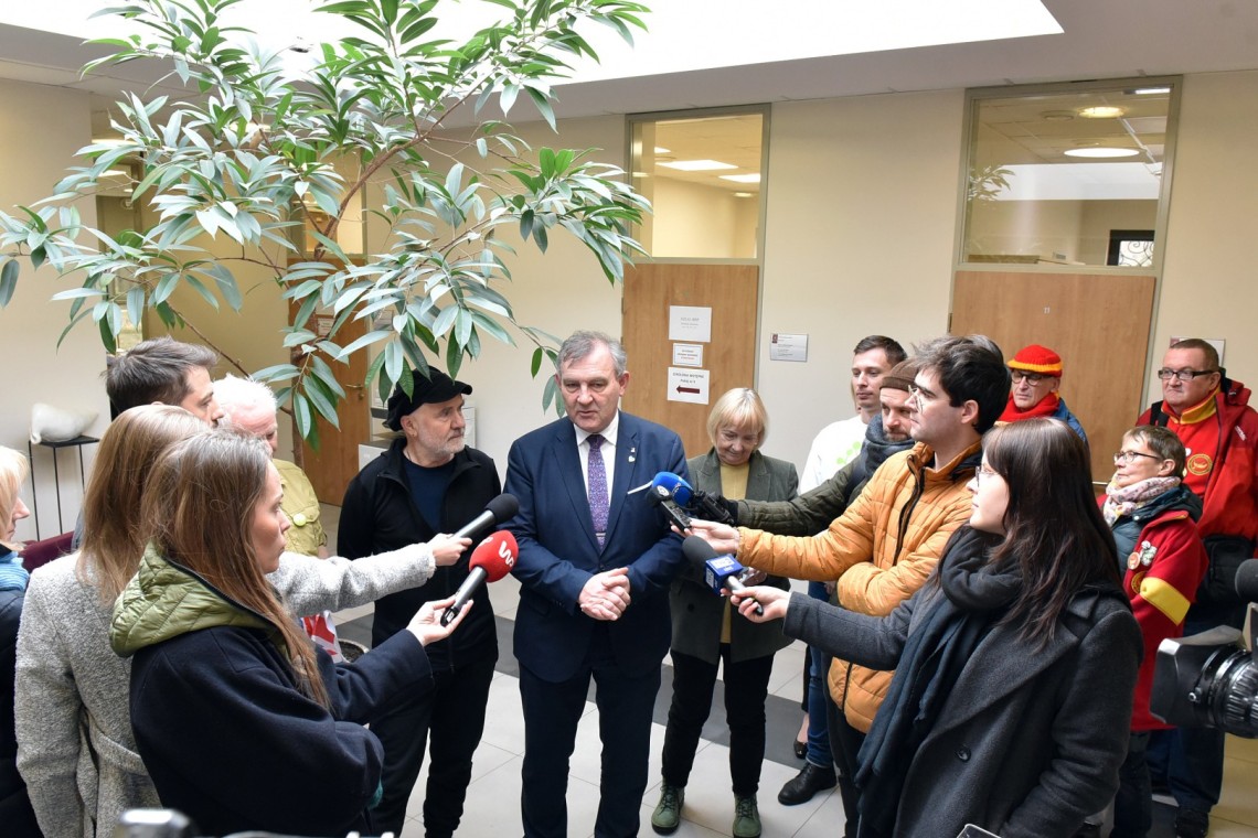 W czasie konferencji prasowej. Wypowiada się rektor prof. Krzysztof Jóżwik, obok prezes Klubu Gaja Jacek Bożek