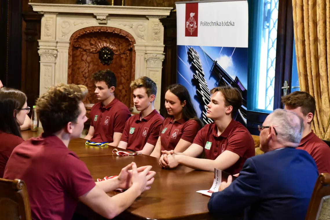 Grupa pływaków reprezentujących KU AZS PŁ u rektora PŁ