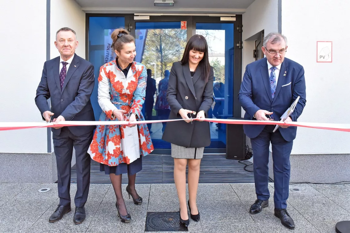 W przecięciu wstęgi symbolizującym oficjalne otwarcie uczestniczyli (na zdj. od prawej): rektor prof. Krzysztof Jóźwik, dyrektor przedszkola Agnieszka Baranowicz, przedstawicielka firm Zap-Bud Ismena Gawęda oraz wicewojewoda łódzki Karol Młynarczyk