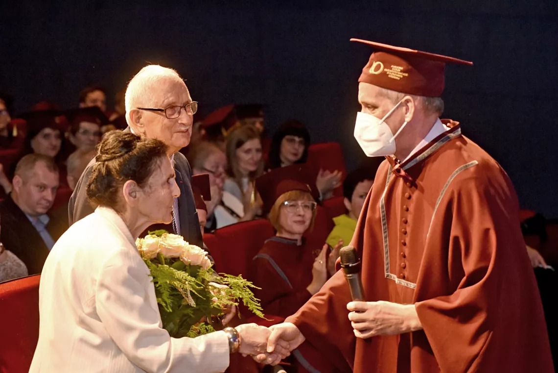 Gratulacje dla prof. Jana Krysińskiego Ojca-założyciela Liceum i Jego Małżonki dr Haliny Krysińskiej                za