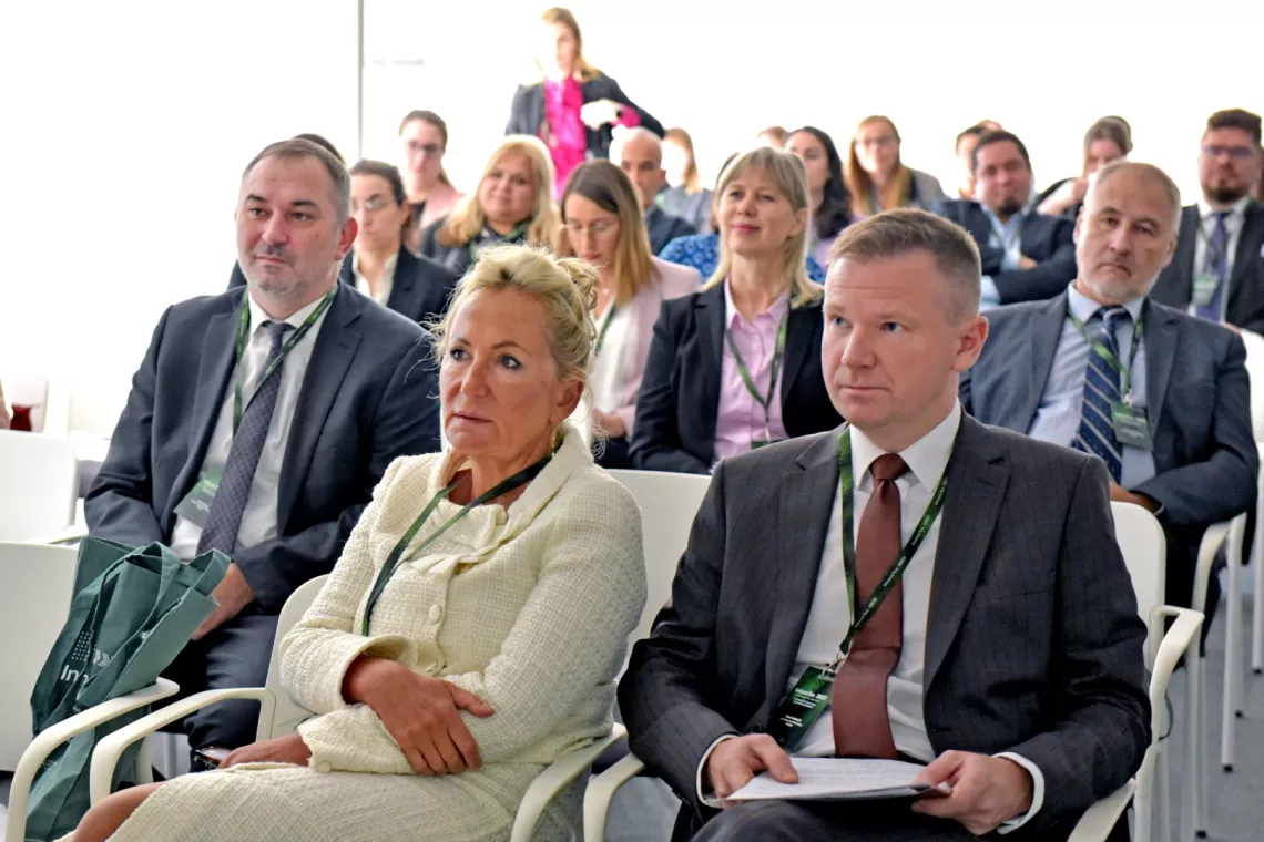 Uczestnicy konferencji. Na pierwszym planie: dziekan WTMiWT prof. Katarzyna Grabowska i koordynator projektu SustDesignTex prof. PŁ Marcin Barburski