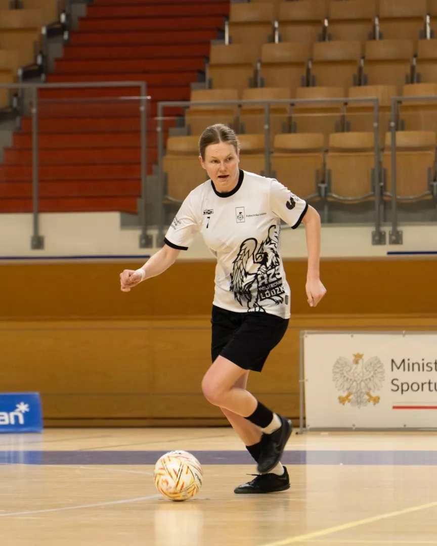 Zawodniczka futsalu przy piłce