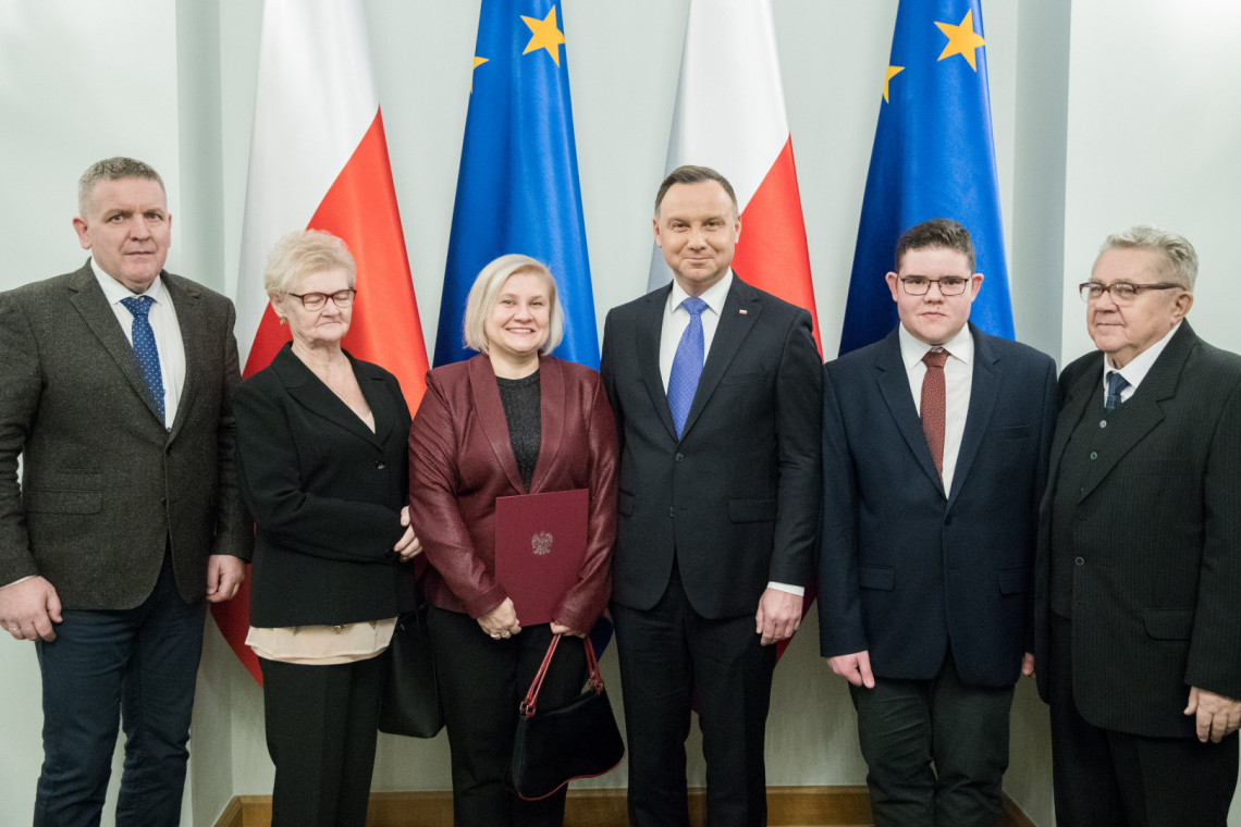 Na zdjęciu z Prezydentem RP prof. Joanna Kałużna-Czaplińska znajduje się w otoczeniu Rodziny: męża Daniela, syna Wojciecha oraz mamy Jadwigi i taty Wojciecha