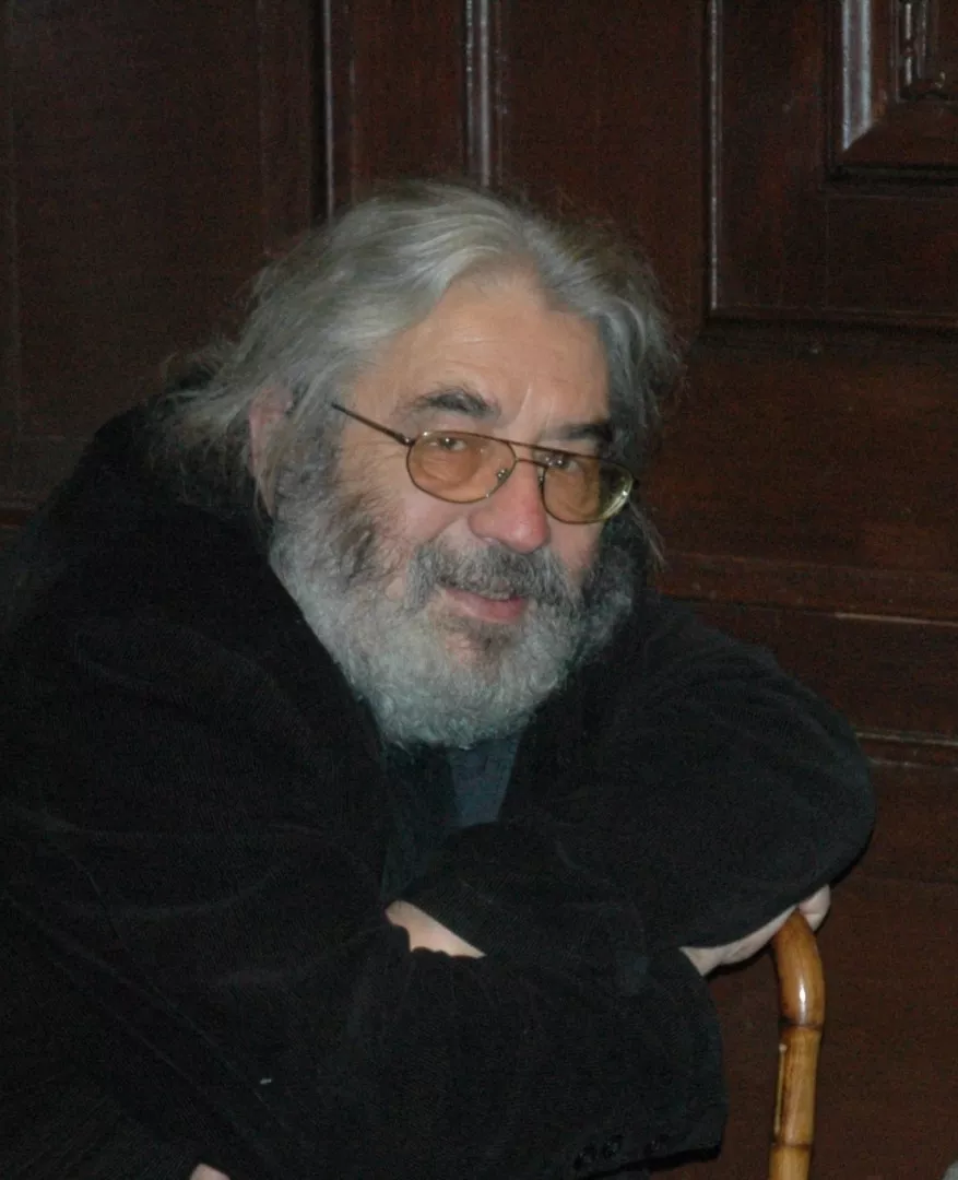 Twarz mężczyzny z zarostem i w okularach