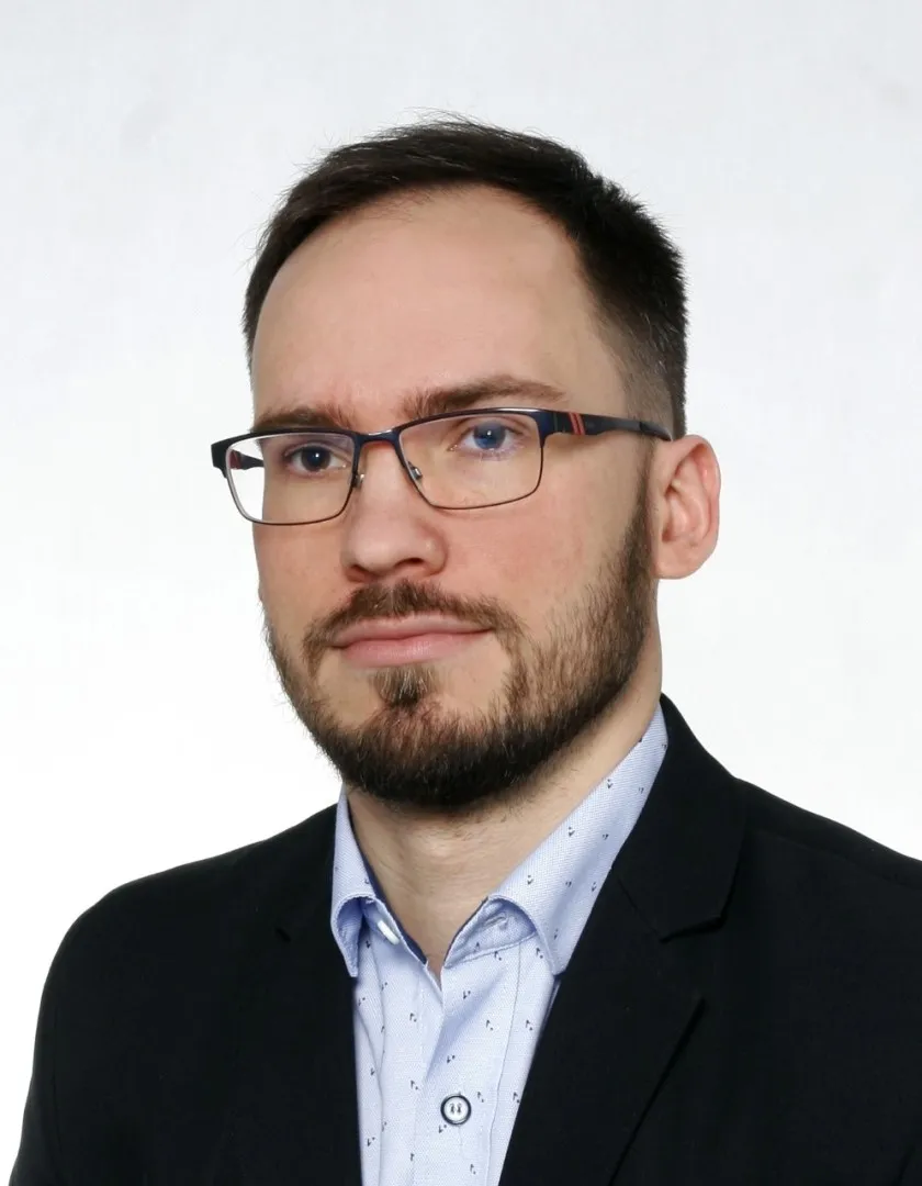 Twarz mężczyzny z zarostem i w okularach