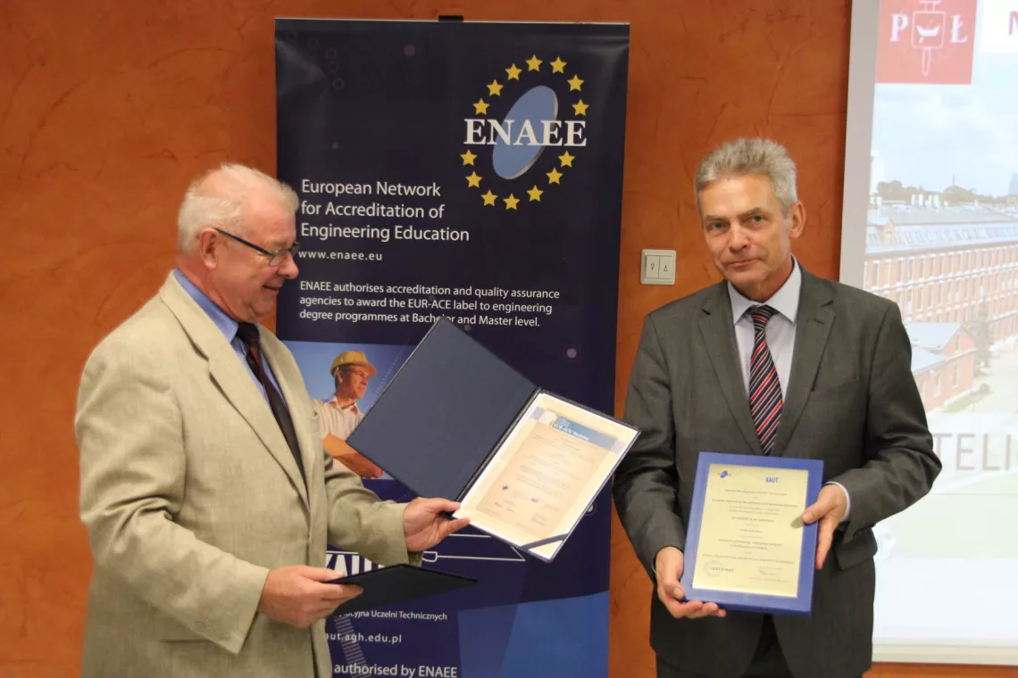 Dziekan Wydziału Architektury, Budownictwa i Inżynierii Środowiska prof. Marek Lefik otrzymał dyplom od przewodniczącego KAUT prof. Bohdana Macukowa