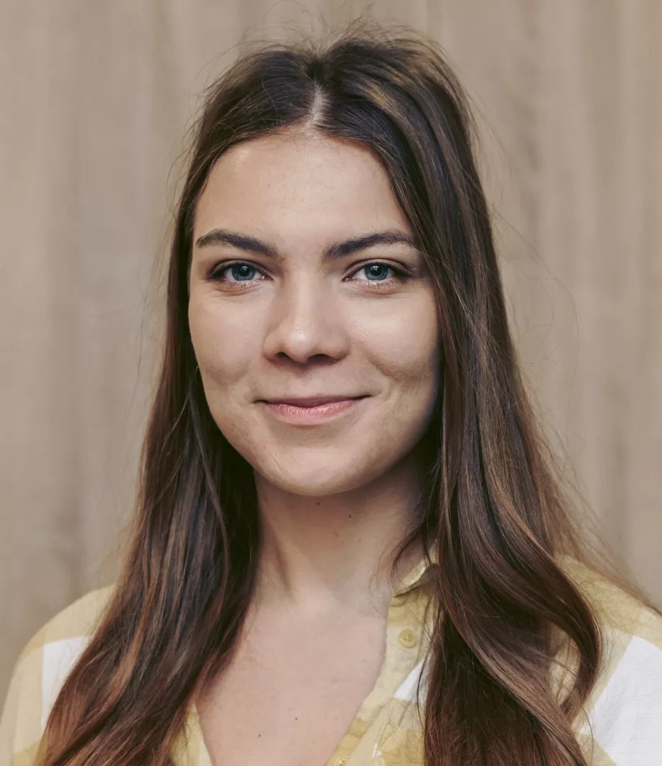 Twarz młodej kobiety z długimi włosami.