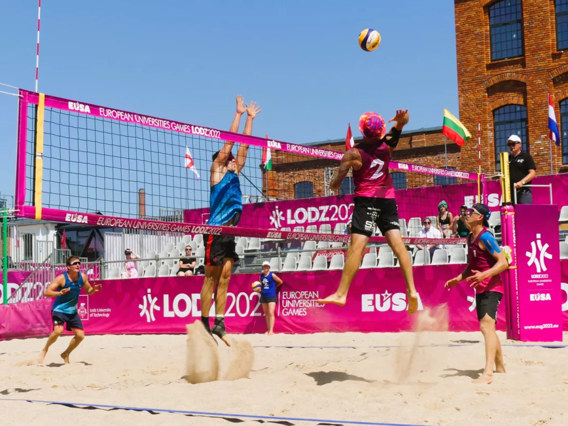 Jedną z aren rozgrywek, np. w siatkówce plażowej, są Ogrody Geyera