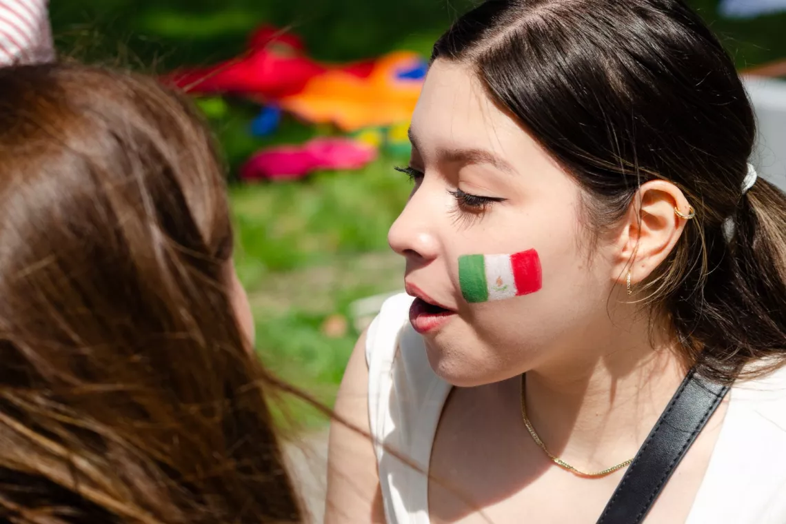 Malowanie twarzy w narodowe symbole