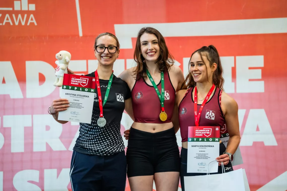 Zawodniczki z medalami i dyplomami na podium