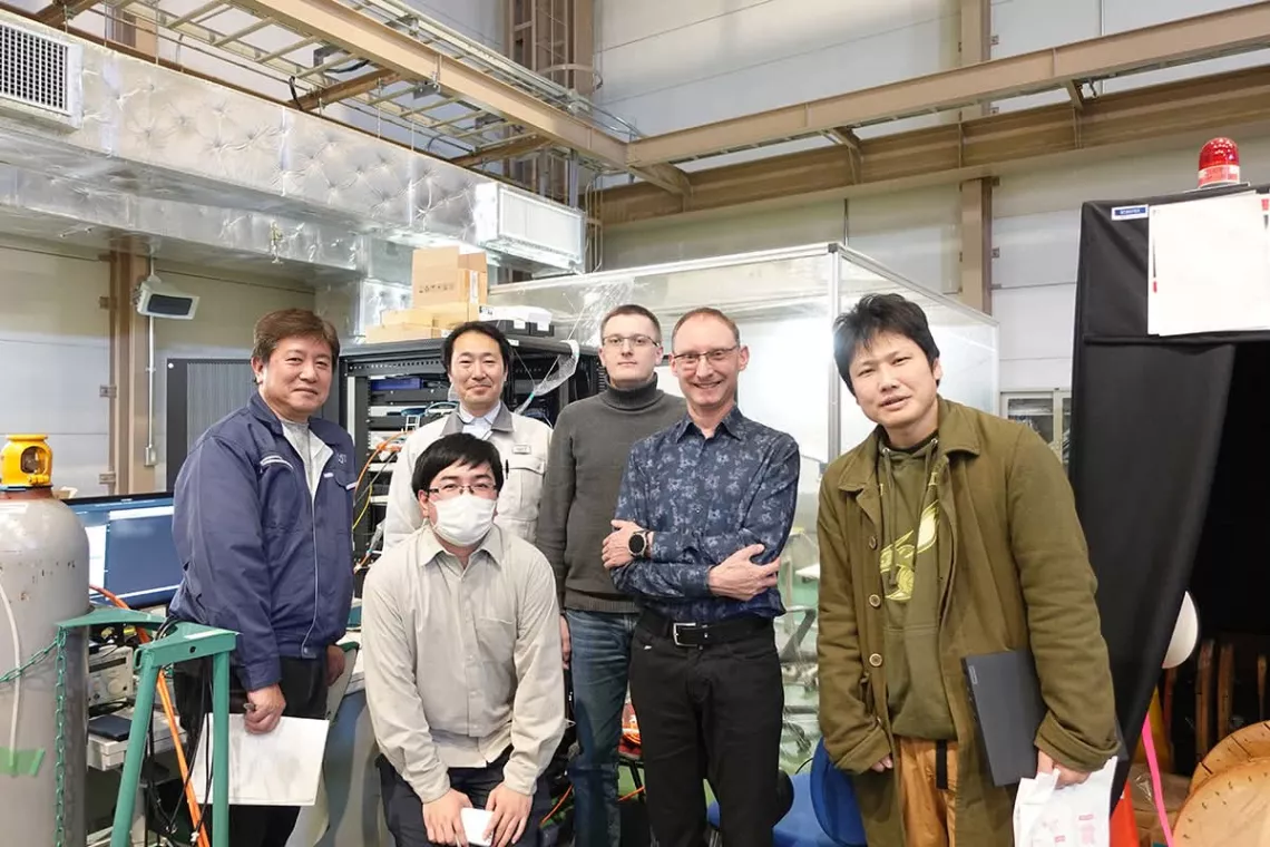 Sześciu mężczyzn, wóch Polaków i tzrech Japończykó w laboratorium badawczym