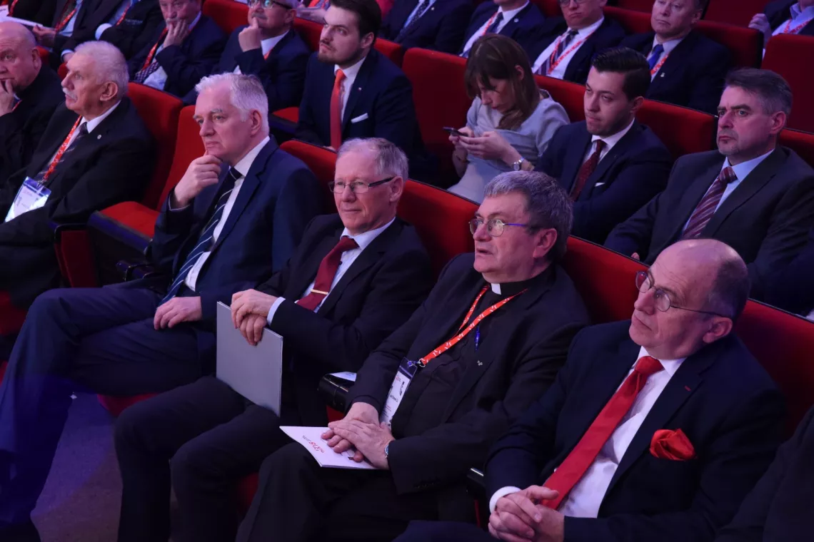 Uczestnicy konferencji. W pierwszym rzędzie od prawej: wojewoda prof. Zbigniew Rau, rektor ks. prof. Józef Bremer, rektor PŁ prof. Sławomir Wiak, wicepremier Jarosław Gowin, rektor UŁ prof. Antoni Różalski