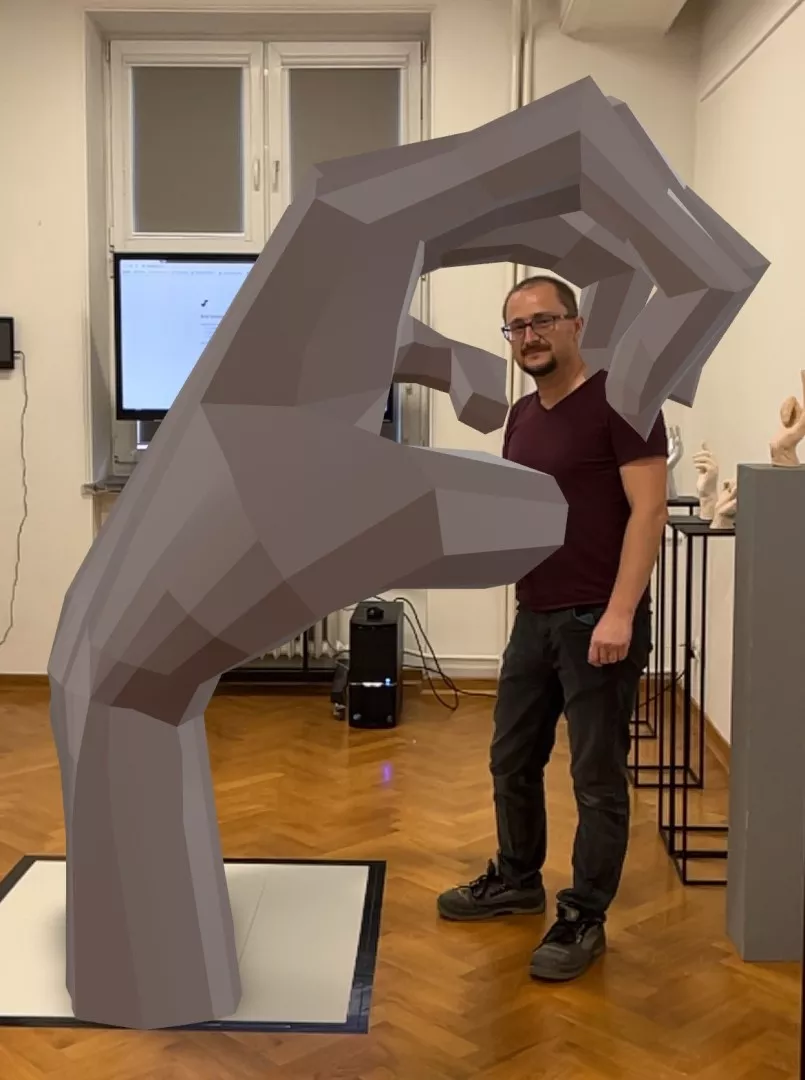 Mężczyzna w uścisku wirtualnej dłoni