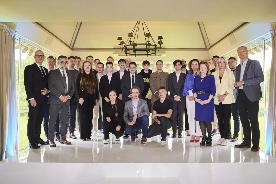 Liczna grupa nagrodzonych i mecenasów konkursu