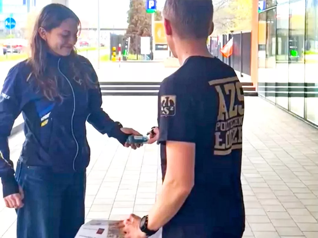 Kobieta startująca zawodnika trzymającego mapę w ręku