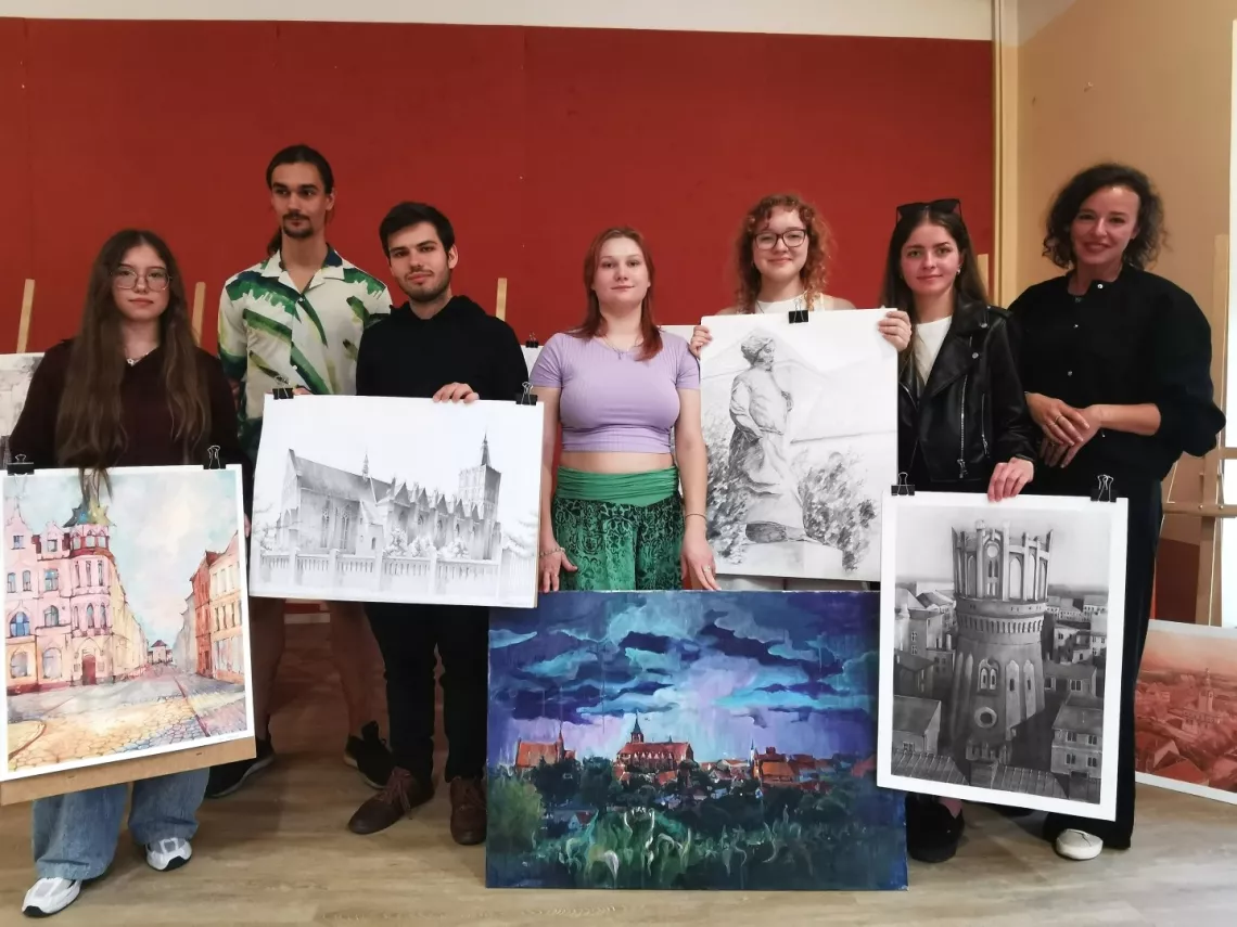 Studenci architektury z PŁ uczestniczący w plenerze wraz z opiekunem grupy dr inż. arch. Joanną Matuszewską