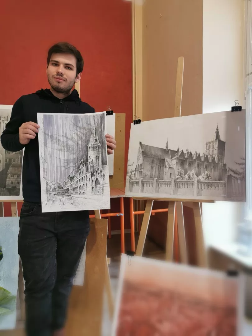 Student Radosław Skoczylas ze swoimi nagrodzonymi pracami