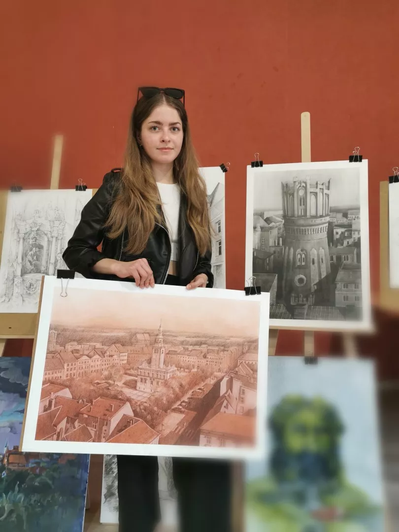 Studentka Amelia Wiaderna ze swoimi nagrodzonymi pracami