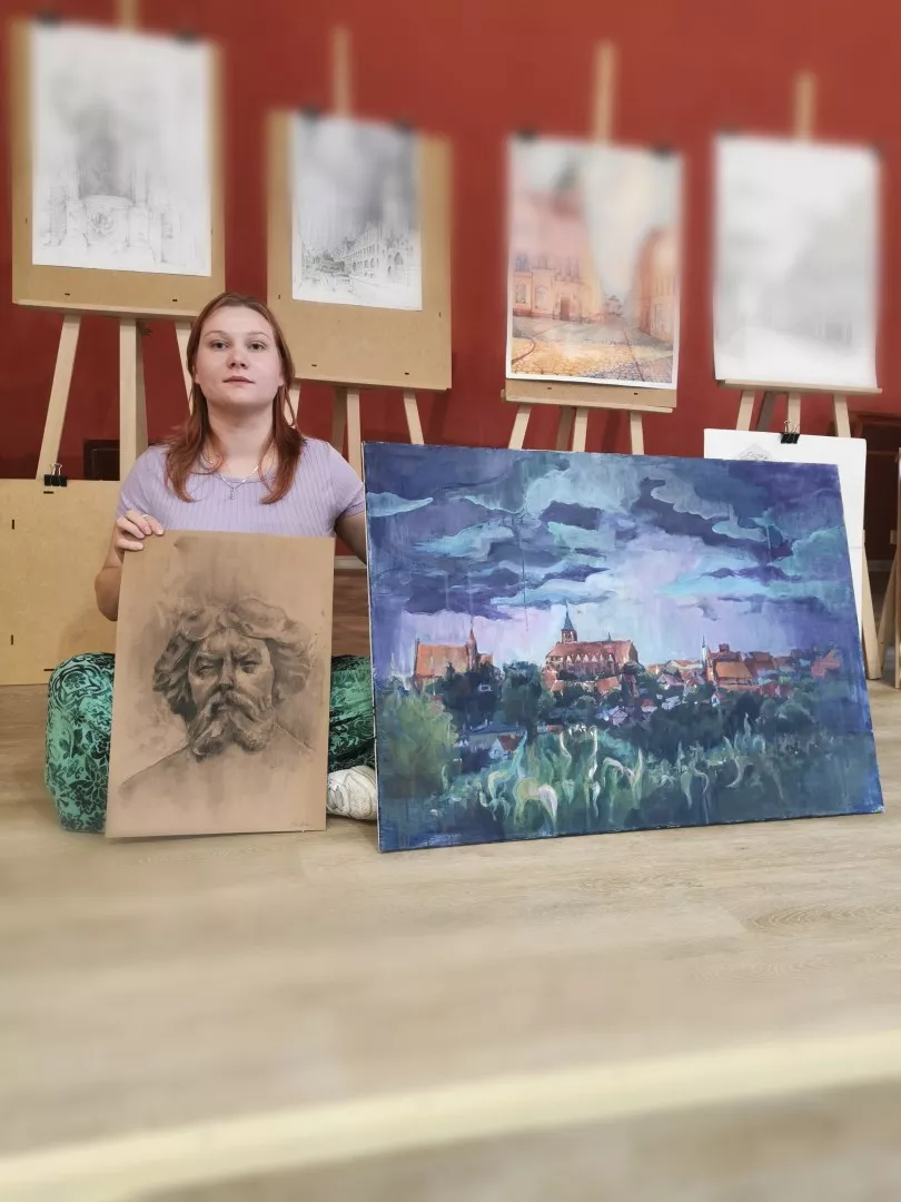 Studentka Joanna Kuchar ze swoimi nagrodzonymi pracami