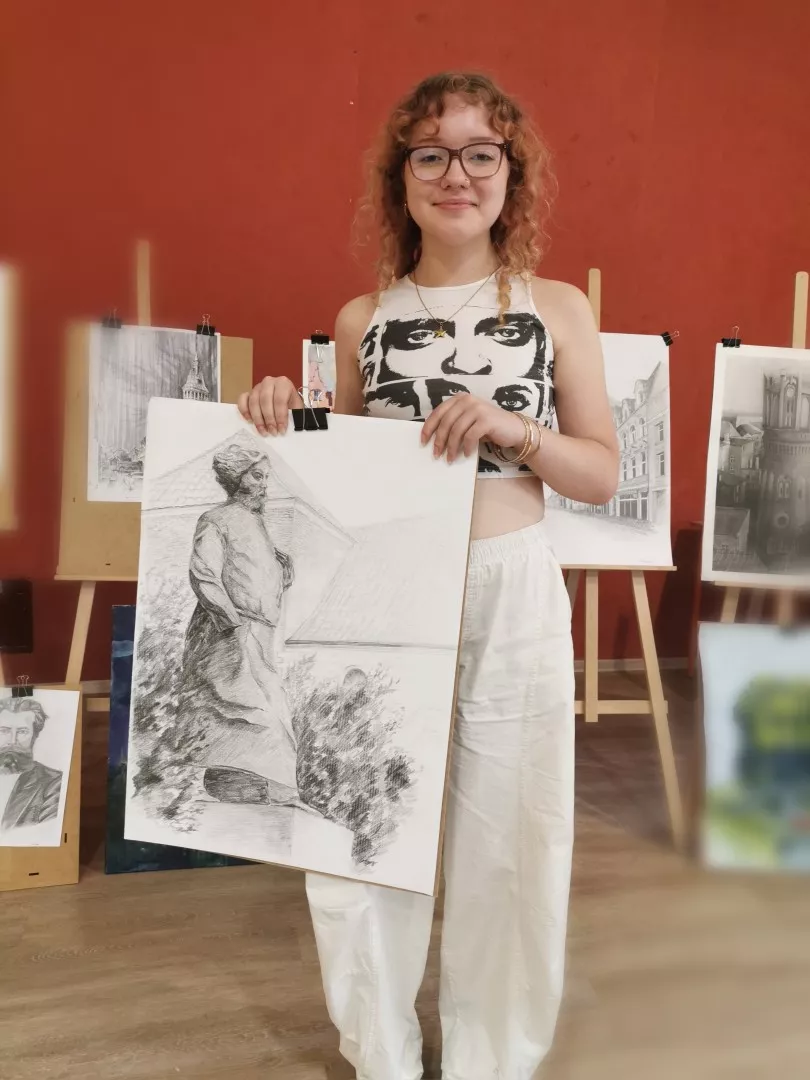 Studentka Maja Łukaszewska ze swoją nagrodzoną pracą