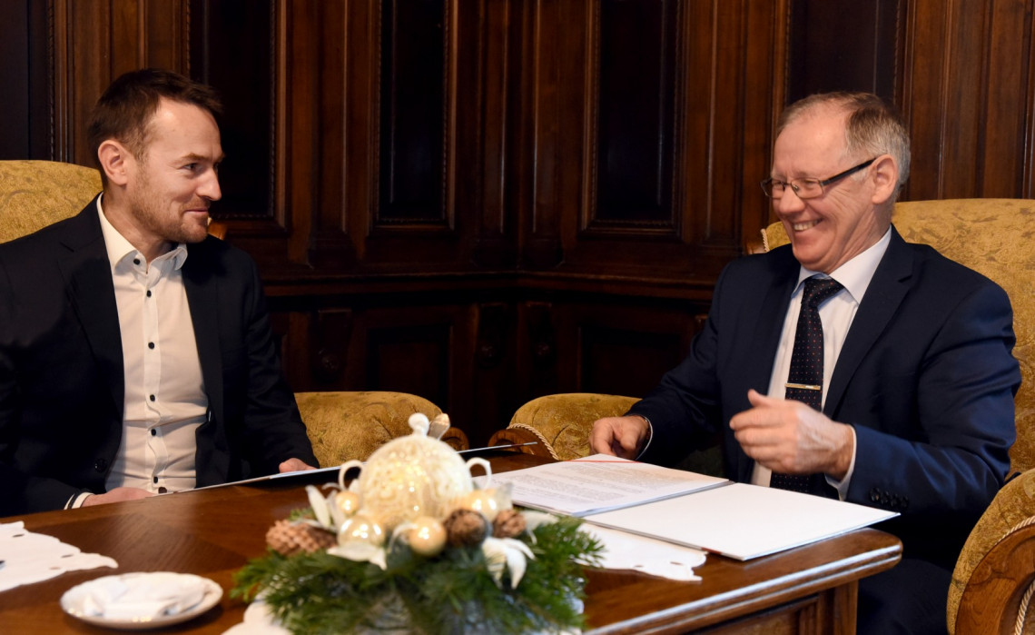 Rektor prof. Sławomir Wiak w rozmowie z prezesem Dariuszem Lenarciakiem.