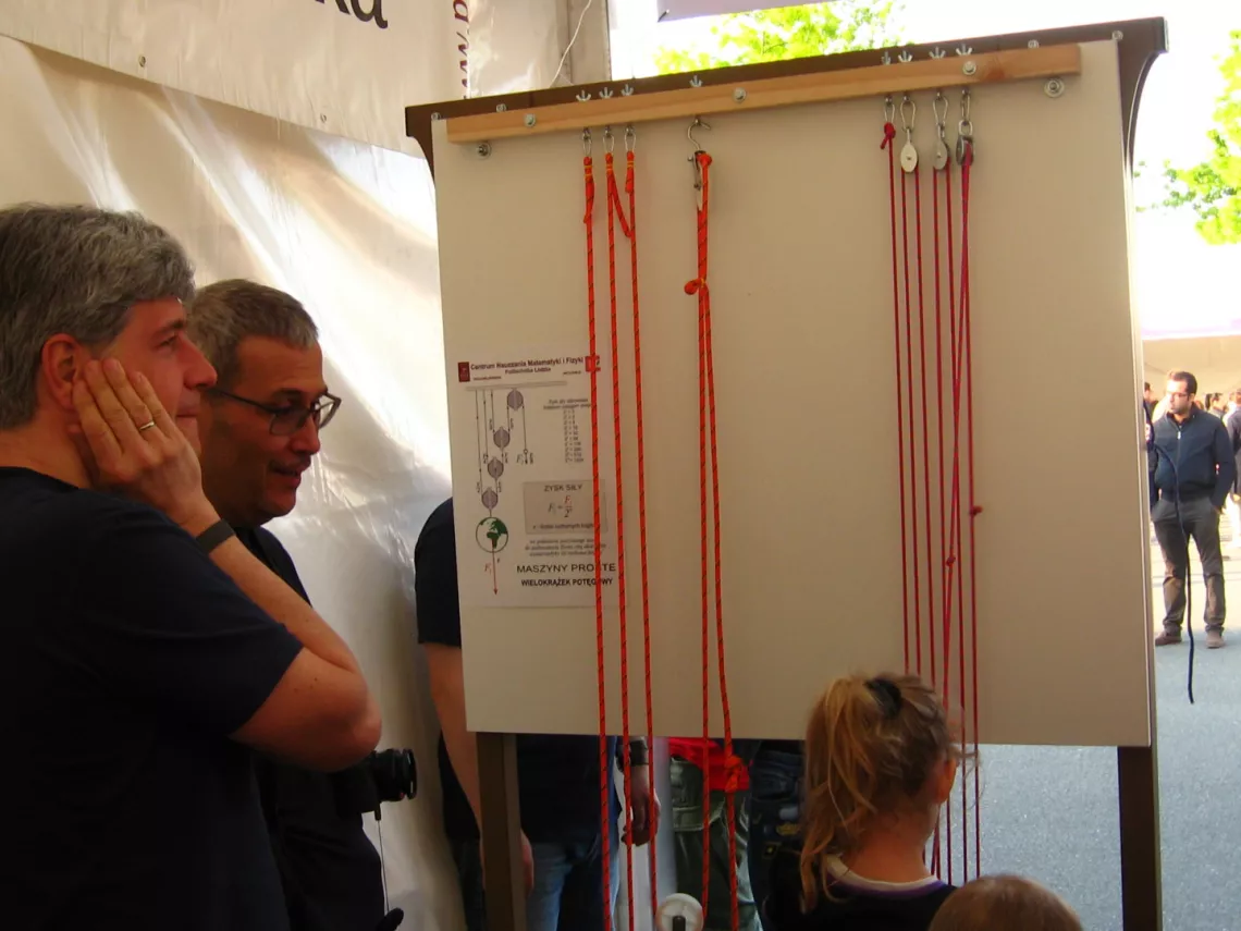 Ojej ile tu sznurków. Janusz Tomaszewski i Sebastian Formański przy wielokrążkach