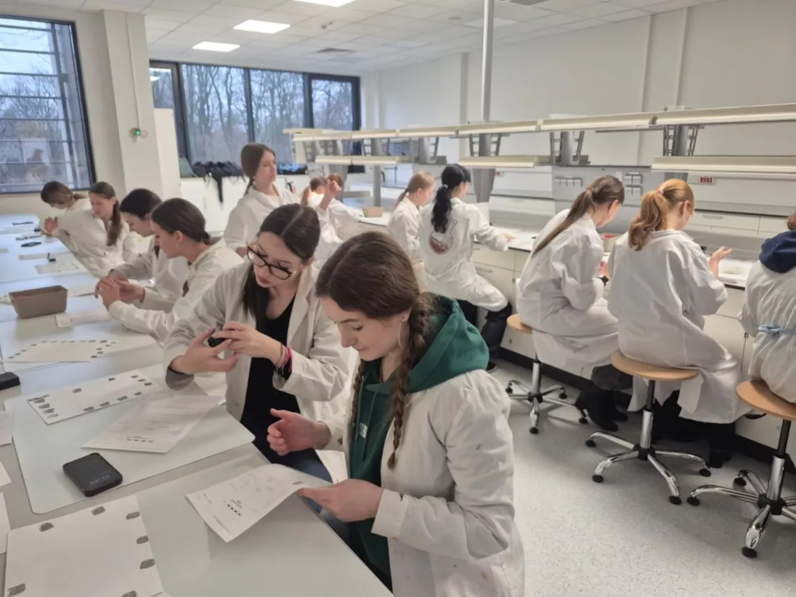 Zajęcia laboratoryjne młodzieży na Wydziale Chemicznym 