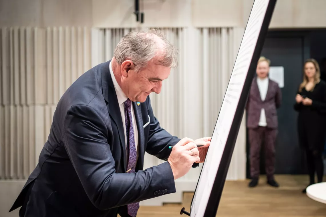 Rektor prof. Krzysztof |Jóźwik podpisuje deklarację