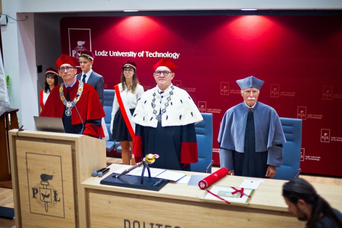 Od prawej: doktor honoris causa prof. Jacek Moll, rektor prof. Krzysztof Jóźwik i prorektor ds. nauki prof. Łukasz Albrecht