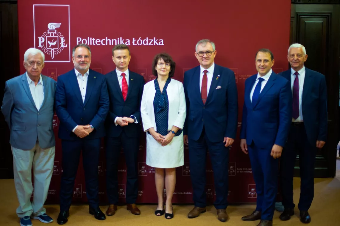Uczestnicy spotkania. Od lewej Jan Piotrowski, Wojciech Pomajda, Witold Olszewski, prof. Anna Diowksz, prof. Krzysztof Jóźwik, prof. PŁ Andrzej Baryga i prof. PŁ Stanisław Brzeziński