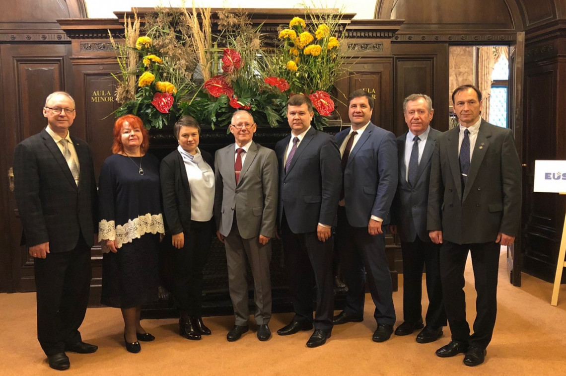 Od lewej: dr hab. Aleksander Szyrin, Simona Pewzner, Żanna Bucharina, prof. Sławomir Wiak, prof. Jurij Borowikow, prof. Andrej Jefremenkow, prof. Michaił Pewzner, dr hab. Piotr Pietriakow