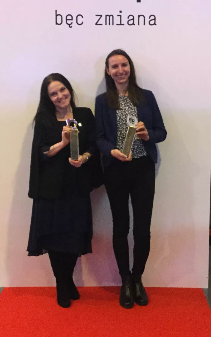 Laureatka nagrody Ministra Rozwoju mgr inż. arch. Elżbieta Janiszewska (od prawej) i dr inż. arch. Aneta Tomczak, promotor pracy