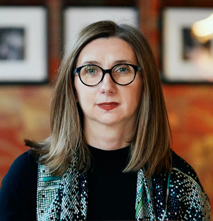 Portretowe zdjęcie kobiety w okularach