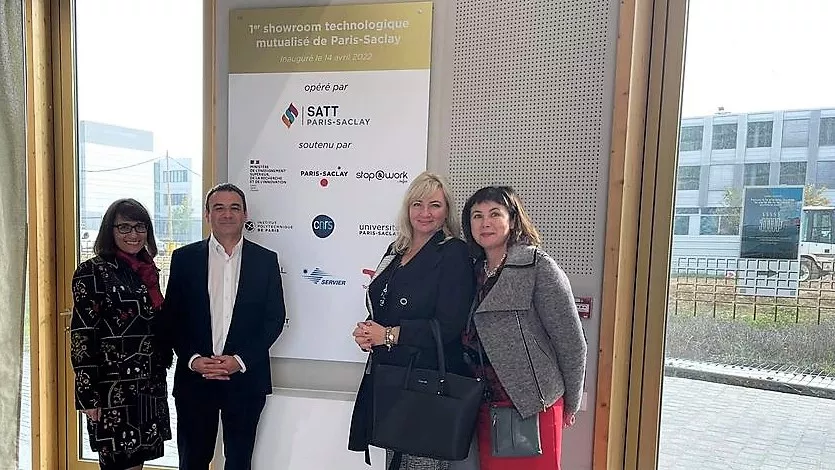 Przy tablicy informacyjnej. Od lewej: prof. Magdalena Grębosz-Krawczyk, dyrektor Xavier Apolinarski,  dziekan prof. Agnieszka Zakrzewska-Bielawska, dr inż. Iwona Staniec