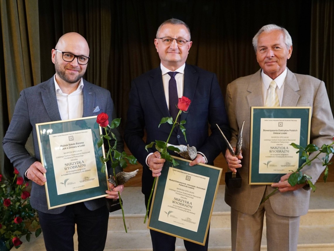 Laureaci „Skrzydeł Wyobraźni”, w środku dziekan WEEIA prof. PŁ Jacek Kucharski