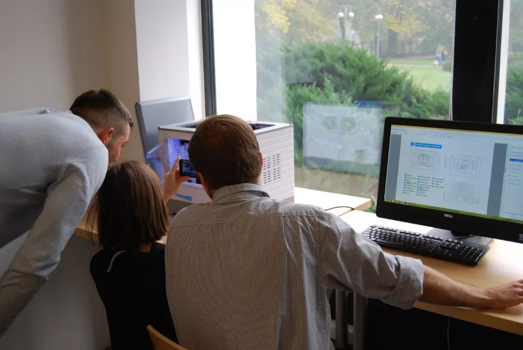 Studenci drukujący elementy projektu na drukarce 3D
