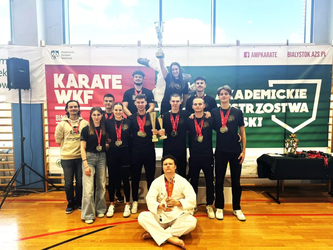 Zawodnicy z medalami zaiwszonymi na szyjach