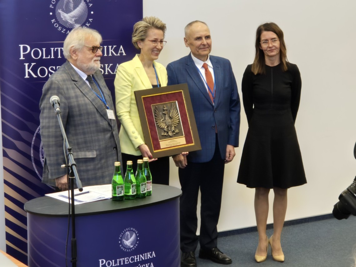 Od lewej : Wojciech Grzelecki dyr. ASiPK, prof. Danuta Zawadzka, rektor Politechniki Koszalińskiej, Włodzimierz Fisiak, kanclerz PŁ, Adrianna Gudzowska, kanclerz Uniwersytetu Technologicznego w Szczecinie