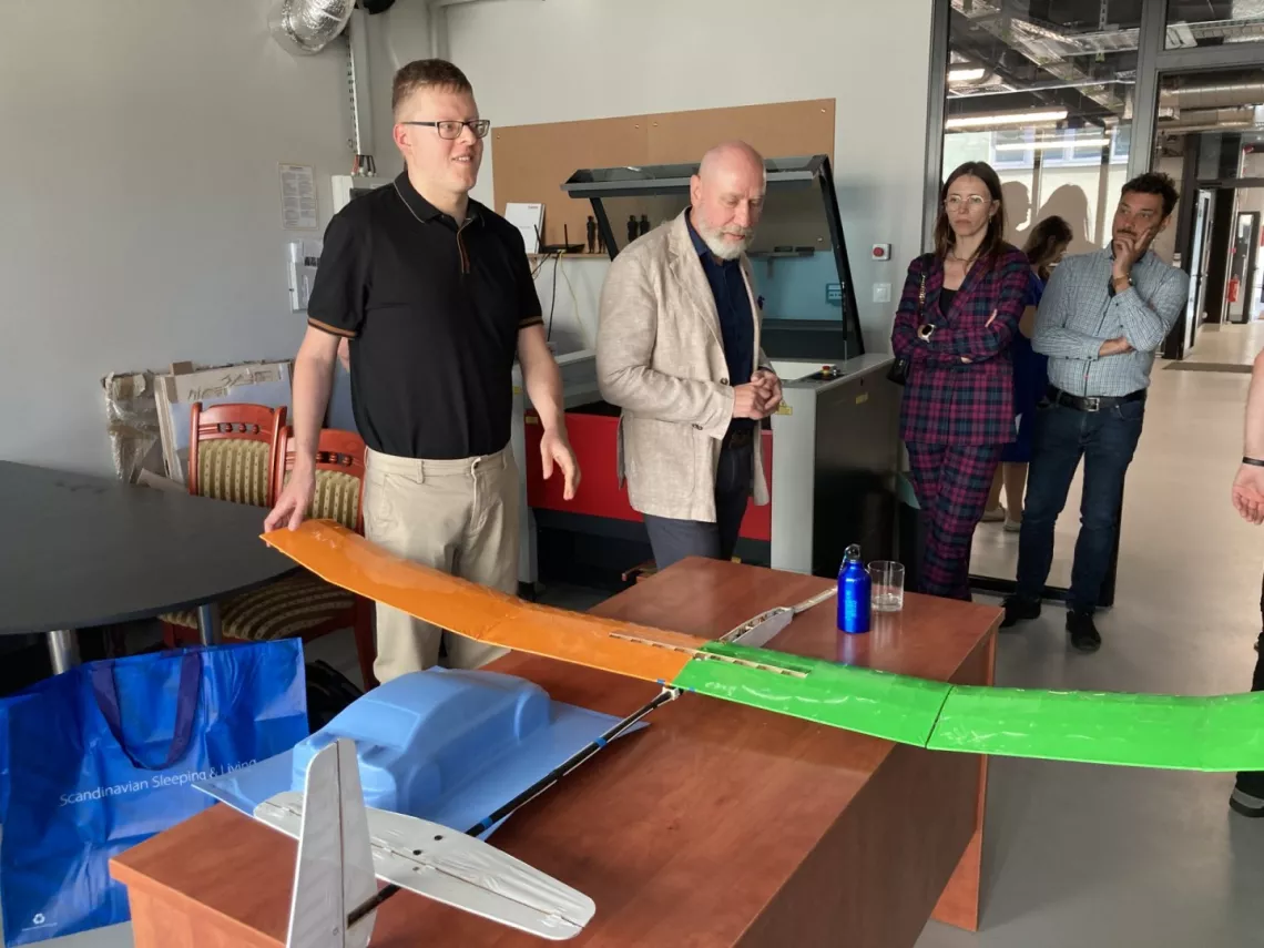 laboratorium lekkie m.in. - z ploterem (wykorzystanym np. do skonstuowania szybowca) i termoformierką